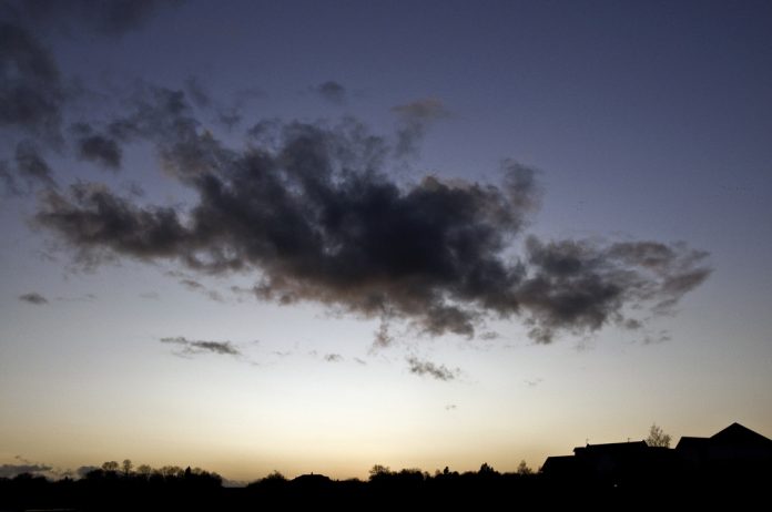 dark_cloud_in_dusk_sky