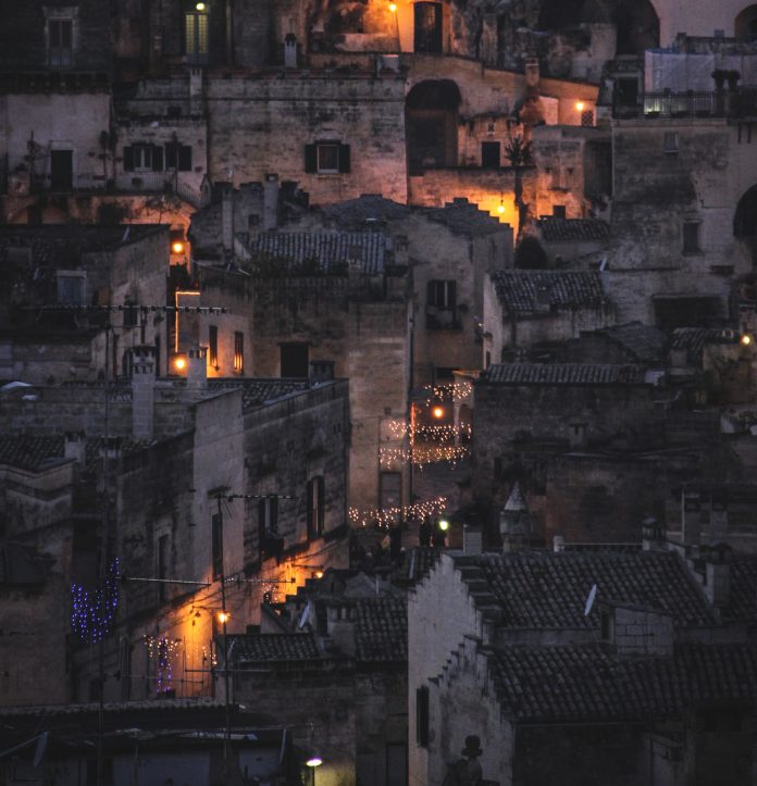 photo-1518890881186-95d693bde867